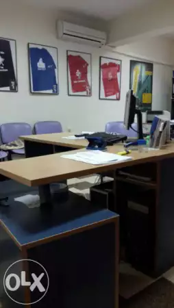 2. Снимка на Офис бюро с прилежащи екстри и бизнес стол