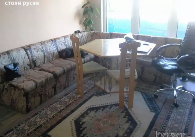 1. Снимка на ъглово диванче с маса и два стола