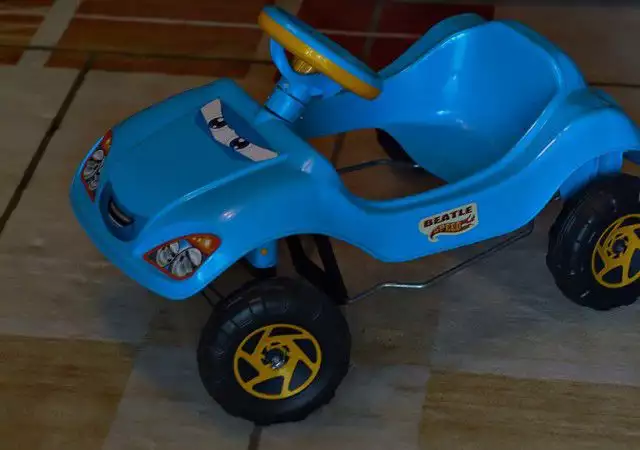 2. Снимка на Детска кола с педали - ползвана само в дома