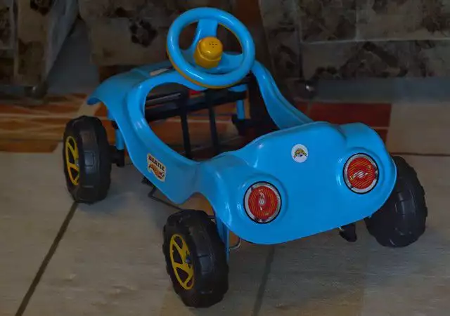 Детска кола с педали - ползвана само в дома