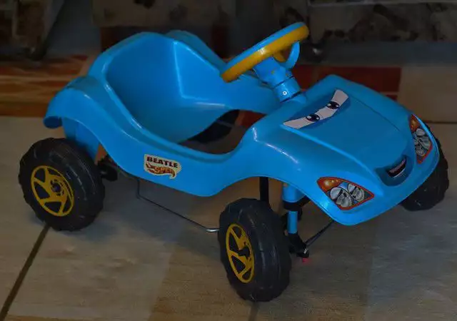 3. Снимка на Детска кола с педали - ползвана само в дома