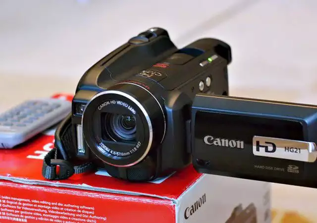 1. Снимка на НОВА Full HD Видеокамера Canon HG21 120GB Пълен комплект
