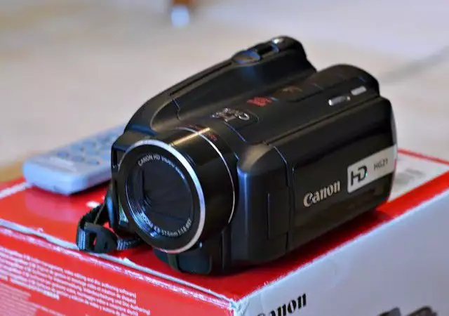 4. Снимка на НОВА Full HD Видеокамера Canon HG21 120GB Пълен комплект