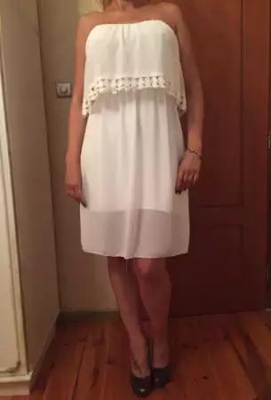 Бяла рокля от шифон с дантела
