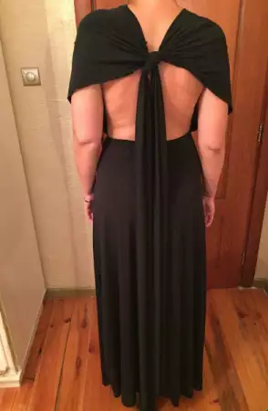 4. Снимка на Черна елегантна рокля с гол гръб