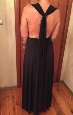 7. Снимка на Черна елегантна рокля с гол гръб