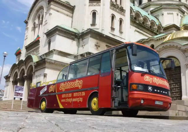 1. Снимка на туристическа обиколка на София с открит автобус