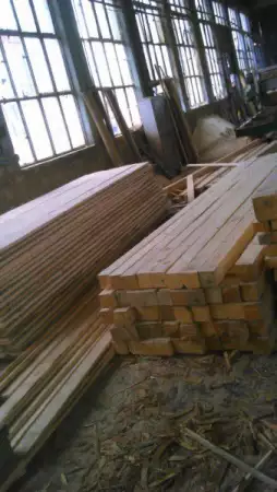 фирма ФЕНИКС предлага дървен материал от бял бор