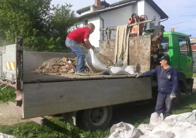 11. Снимка на Изхвърляне извозване на отпадъци - транспортни хамалски услуги