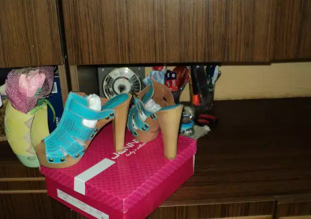 1. Снимка на продавам дамски чехли