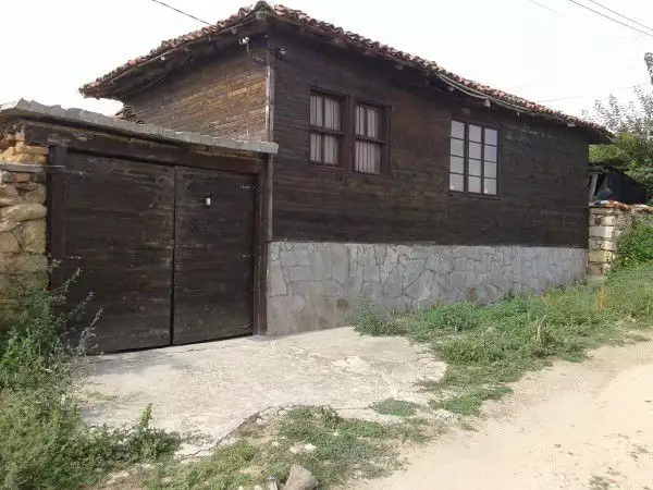 Продавам къща в село Церово област Пазарджик.