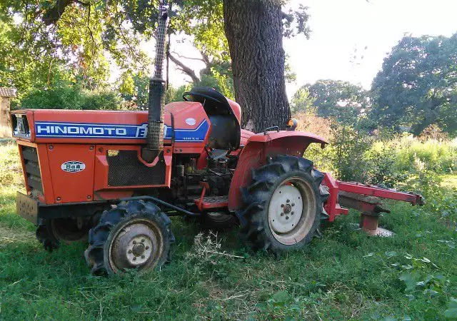 1. Снимка на продавам трактор с инвентар