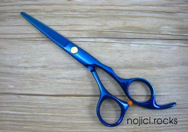 2. Снимка на професионални фризьорски ножици