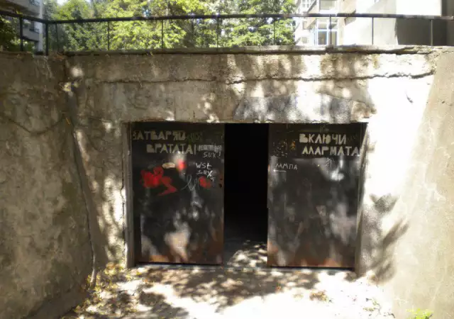 1. Снимка на продавам тухлен - подземен гараж - 19 квадрата в ж.к.Хиподрума.