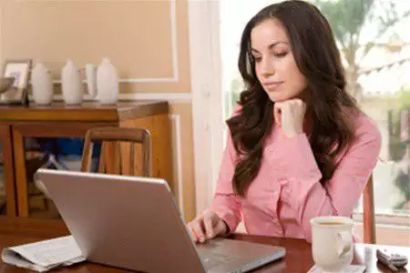 1. Снимка на Тъесим момиче за работа с компютър от вкъщи