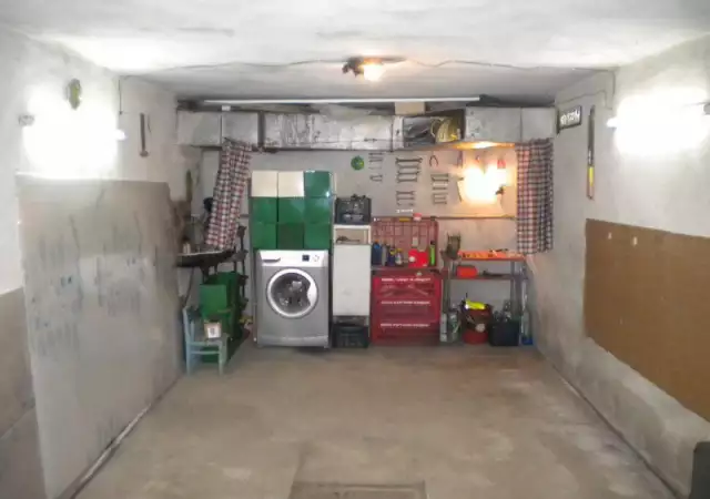 продавам тухлен - подземен гараж - 19 квадрата в ж.к.Хиподрума.