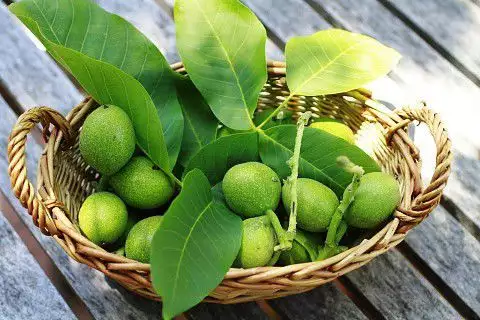 1. Снимка на Домашно сладко от зелени орехчета при гуша грип