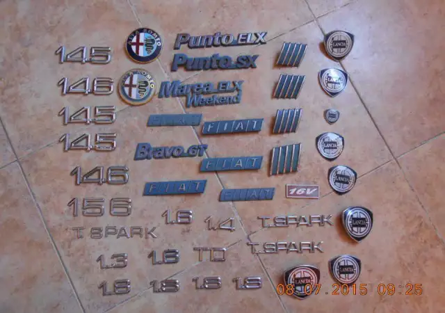 13. Снимка на емблеми и надписи за коли