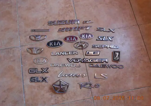 21. Снимка на емблеми и надписи за коли