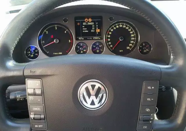 2. Снимка на VW Phaeton 5.0 на части