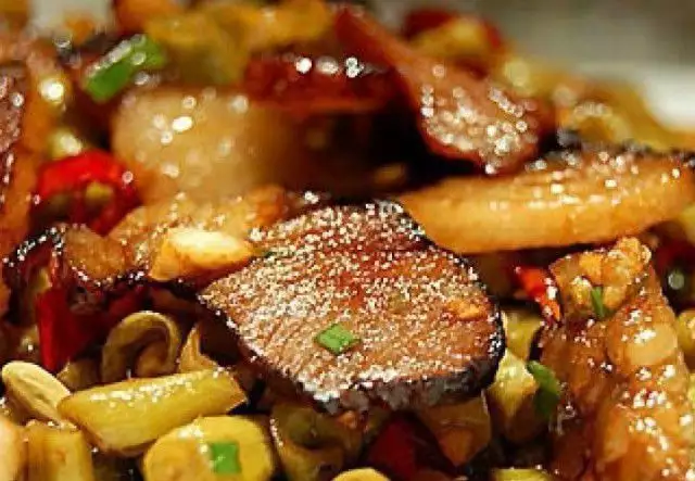 Китайски ресторант в София търси сервитьори, сервитьорки
