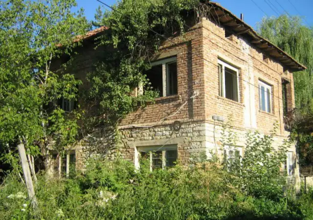 Продавам къща с 5 дка двор в с.Балван, област Велико Търново