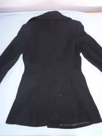 2. Снимка на черно вълнено палто