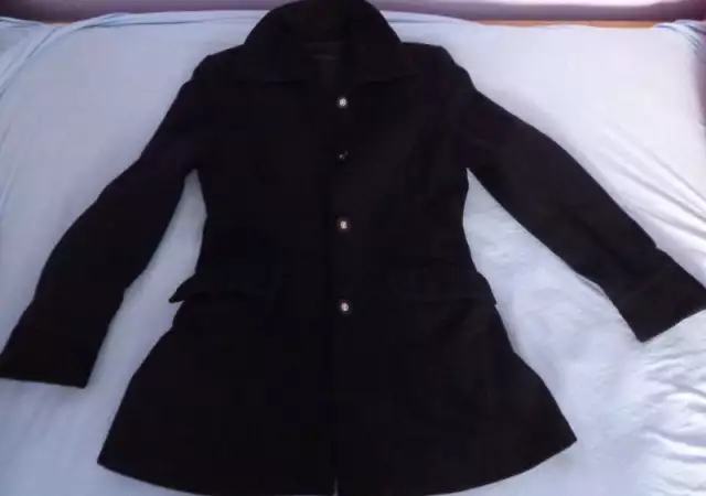 1. Снимка на черно вълнено палто