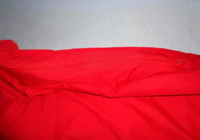 6. Снимка на червено вятъроустойчиво яке