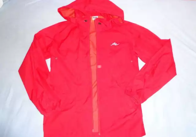 1. Снимка на червено вятъроустойчиво яке