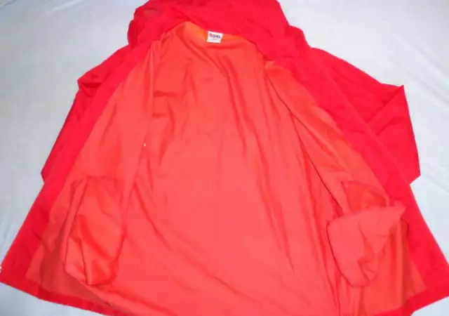 2. Снимка на червено вятъроустойчиво яке