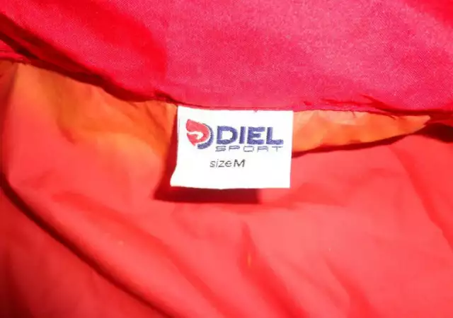 3. Снимка на червено вятъроустойчиво яке