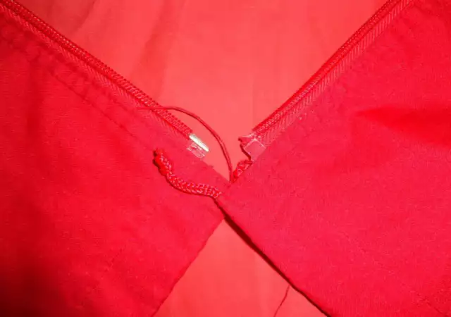 7. Снимка на червено вятъроустойчиво яке