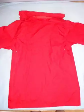 4. Снимка на червено вятъроустойчиво яке