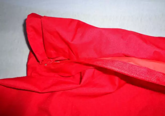 5. Снимка на червено вятъроустойчиво яке