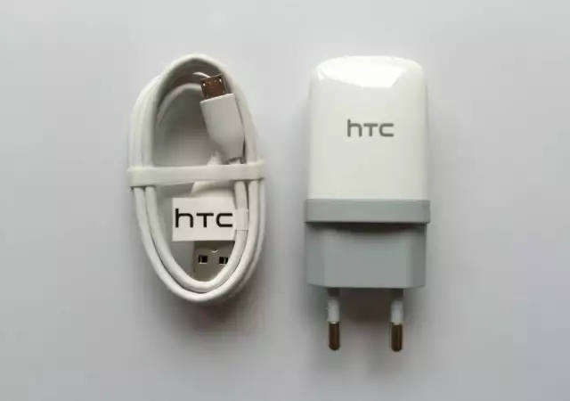 Зарядно за HTC 220v