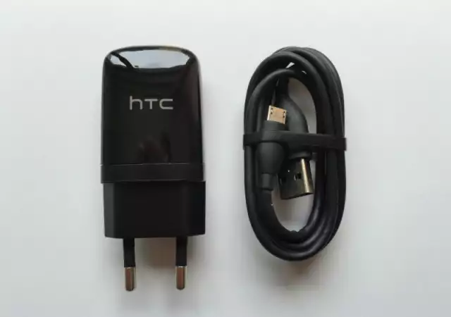 Зарядно за HTC 220v