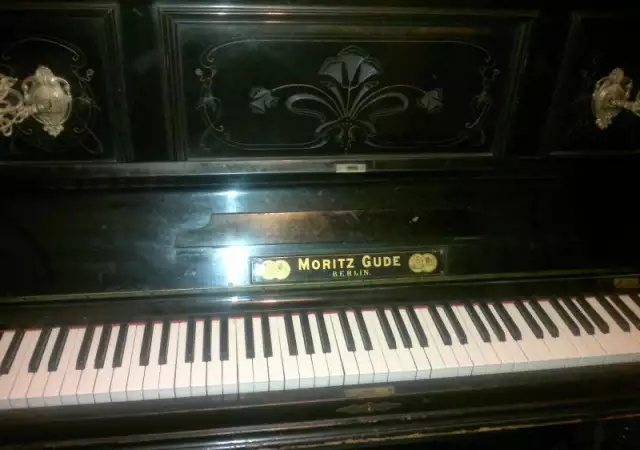 2. Снимка на старо немско пиано