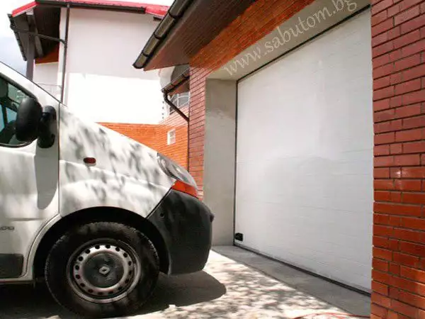 Секционни гаражни и индустриални врати с изолация 40 мм