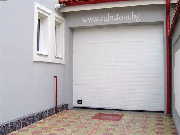 Секционни гаражни и индустриални врати с изолация 40 мм