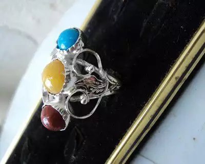 1. Снимка на модел 189 Сребърен пръстен с три камъка син и жълт нефрит и