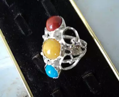 2. Снимка на модел 189 Сребърен пръстен с три камъка син и жълт нефрит и