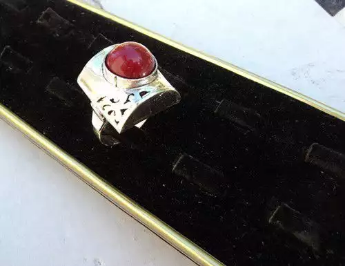модел 119 Сребърен пръстен с червен красив нефрит