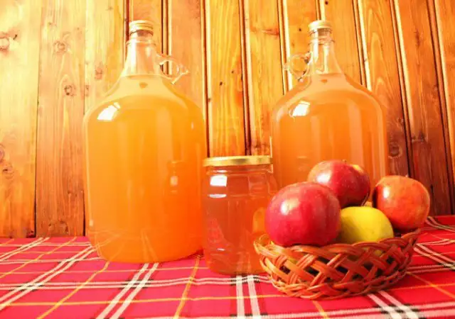 1. Снимка на Истински, домашен ябълков оцет приготвен с билков пчелен мед