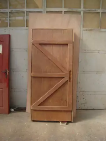 8. Снимка на Изработка на дървени врати