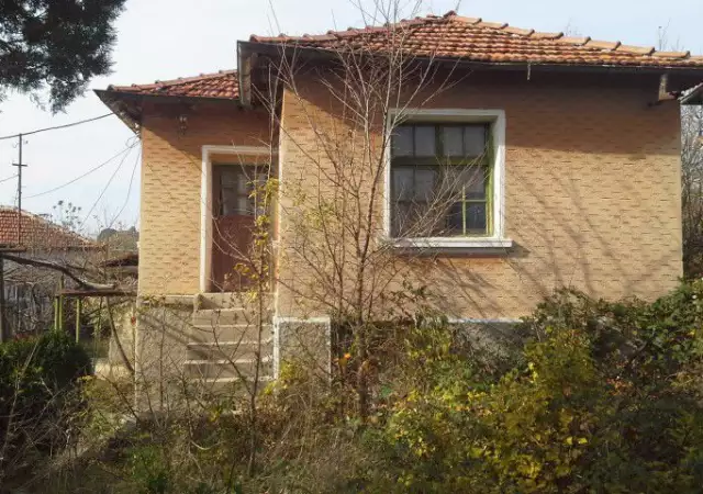 1. Снимка на Продавам къща с двор в село Попинци, област Пазарджик