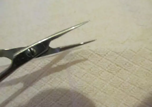 4. Снимка на извита ножица, с маркировка, кохер, руска, медицинска