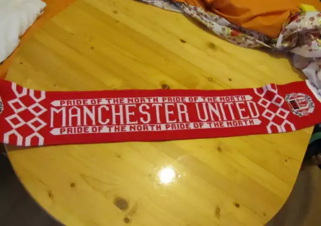 1. Снимка на Оригиналнен шал на Manchester United за истински фенове