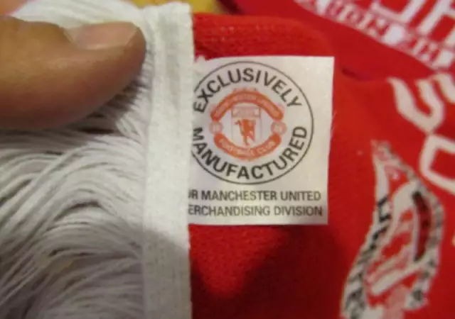 2. Снимка на Оригиналнен шал на Manchester United за истински фенове