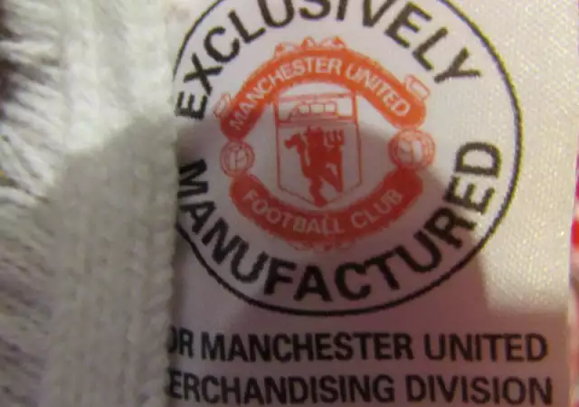 3. Снимка на Оригиналнен шал на Manchester United за истински фенове